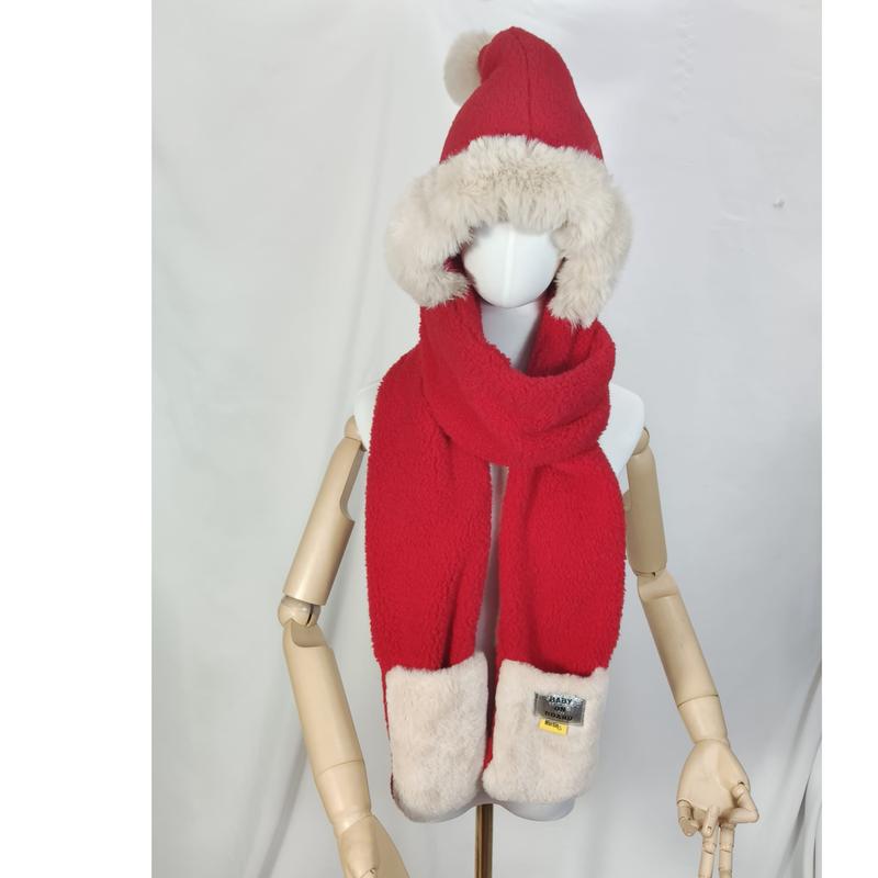 Rode fleece kinder muts en sjaal set met crème faux fur rand en witte pompon op mannequin.