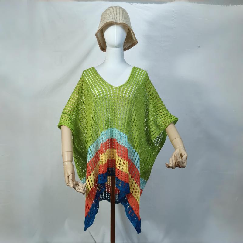 Groene gehaakte poncho met regenboog chevron zoom en beige bucket hat