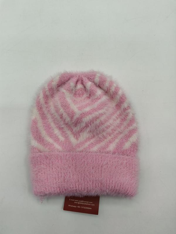 Roze en witte pluizige gebreide muts met geometrisch chevronpatroon en omgeslagen rand
