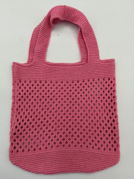 Roze gehaakte katoenen mesh tas met open patroon en twee hengsels op witte achtergrond.