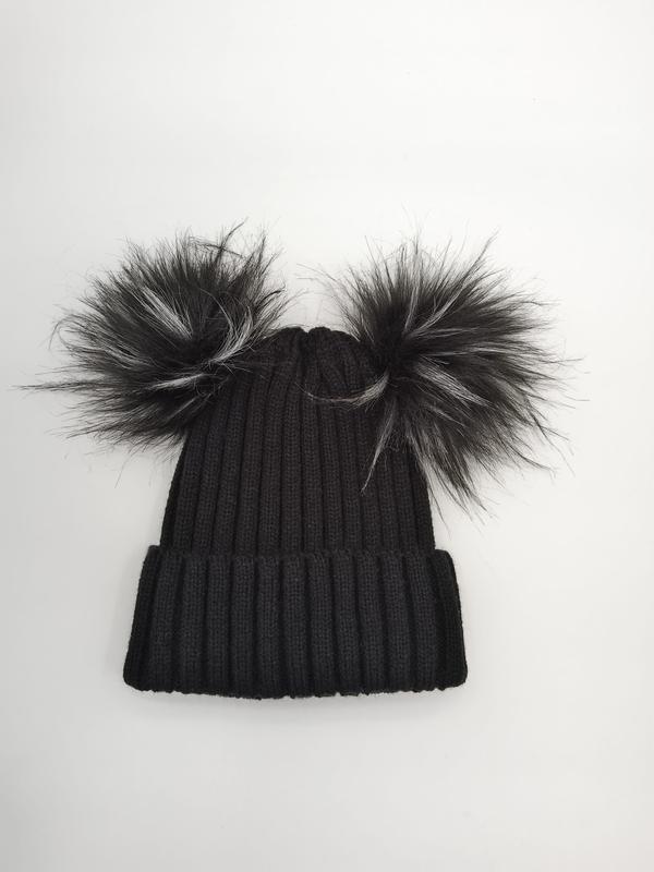 Zwarte geribbelde gebreide wintermuts met twee grote kunstbont pompons