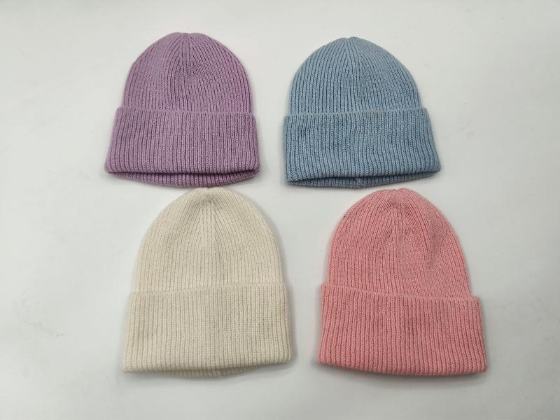 Vier geribbelde gebreide beanie mutsen met omslag in pastelkleuren: lavendel