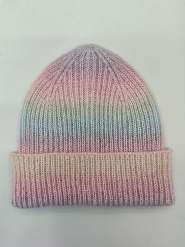 Gebreide muts met pastel regenboog ombre kleurverloop van roze naar lavendel