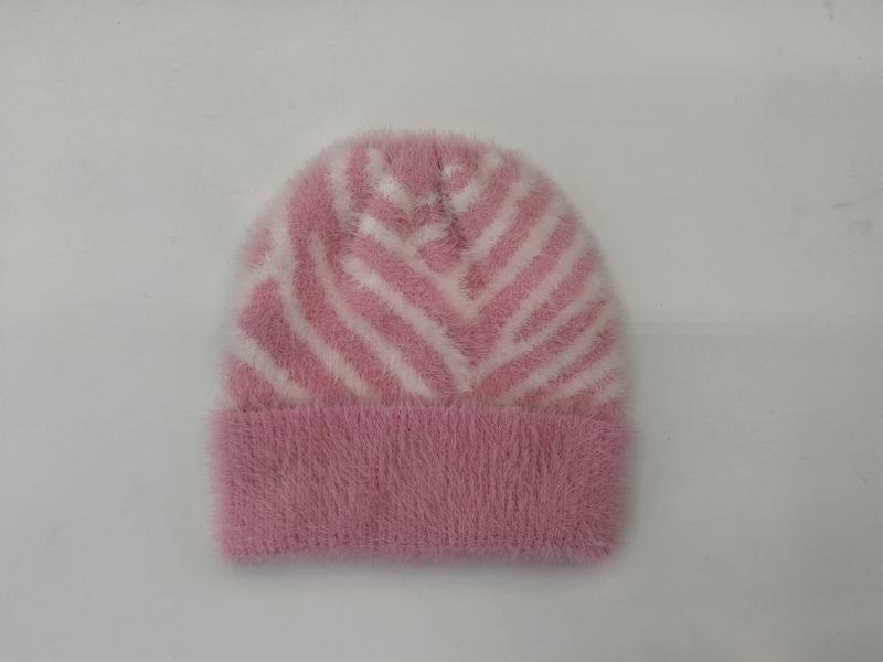 Roze pluizige gebreide muts met wit zebrastreeppatroon en omgeslagen rand