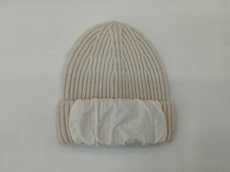 Crème geribbelde gebreide wintermuts met witte puffer stof manchet