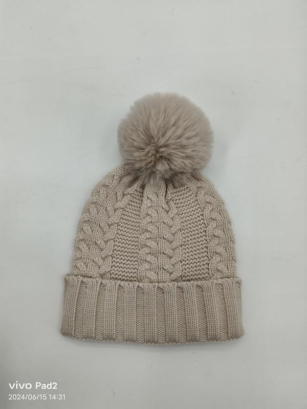 Beige gebreide wintermuts met groot nep bontpompom en geribbelde manchet