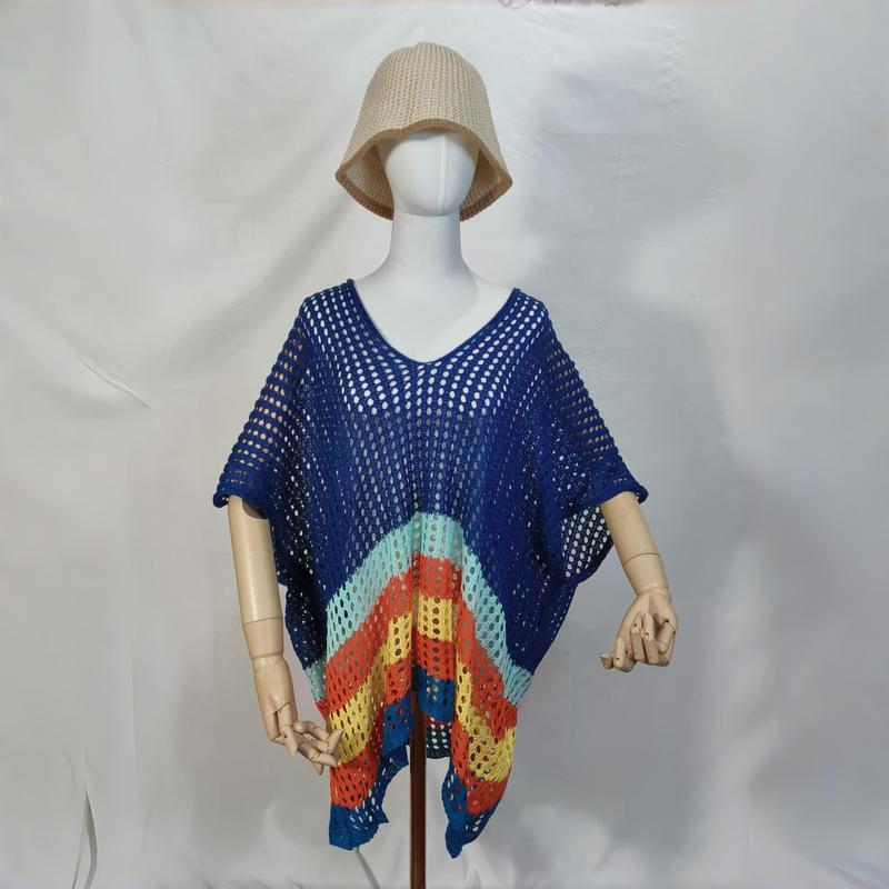Blauwe gehaakte opengewerkte poncho met regenboogbies