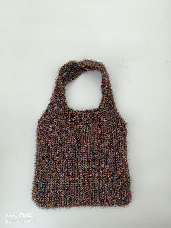 Handgebreide fuzzy draagtas in multicolor bruin
