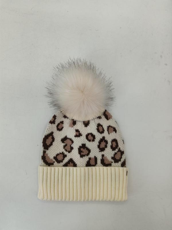 Crème gebreide muts met bruin luipaardprint en pluizige witte imitatiebont pompon