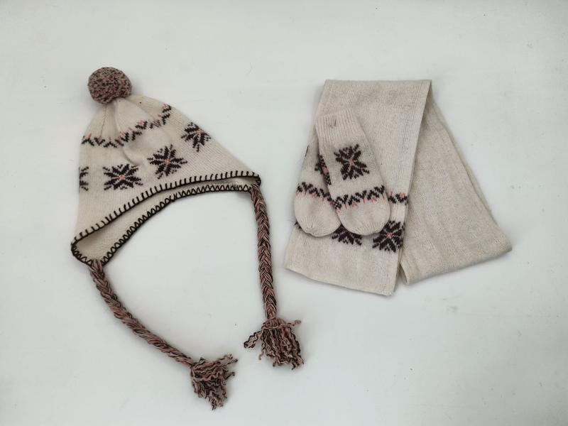 Crème gebreide winterset met Scandinavisch sneeuwvlokpatroon: oorklep pomponmuts met vlechten