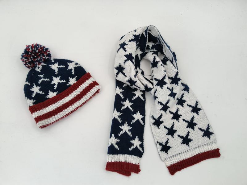 Gebreide muts met pompon en bijpassende sjaal met sterrenpatroon in marineblauw