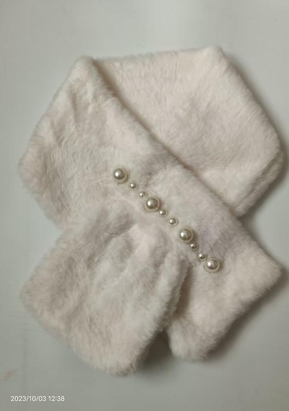 Witte pluche faux fur mini crossover neksjaal met parelknopen | groothandel modeaccessoires