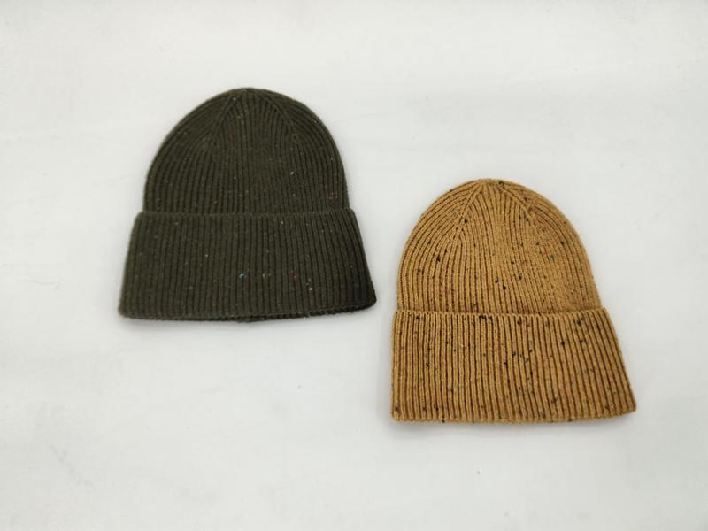 Twee geribbelde gebreide beanies met gevlekte wol