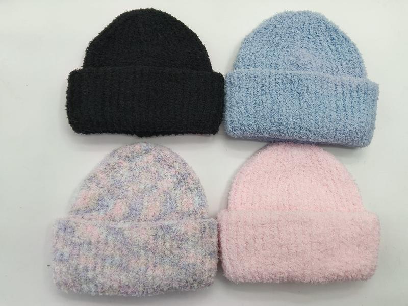 Vier pluizige gebreide beanie mutsen met omslag in zwart