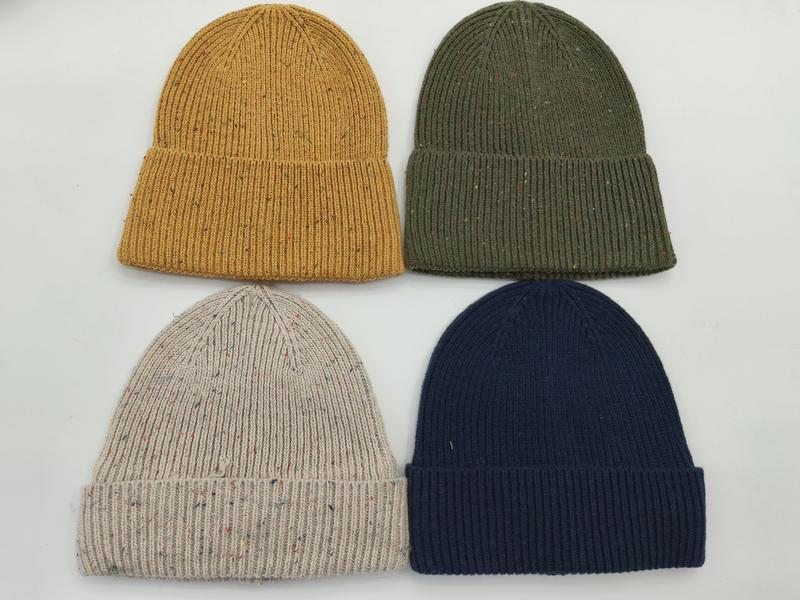 Vier ribgebreide beanies in mosterdgeel