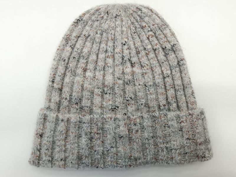 Grijze gemêleerde ribgebreide beanie met veelkleurig gemêleerd garen en omgeslagen rand