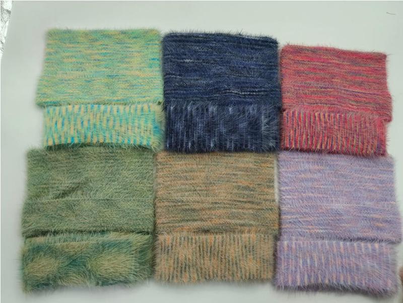 Zes pluizige eyelash yarn staalkaarten in petrol