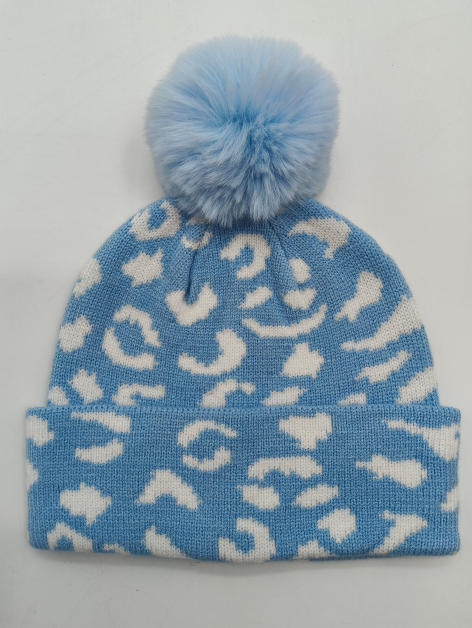 Lichtblauwe en witte luipaardprint gebreide wintermuts met pluizige nep bontbal bovenop.