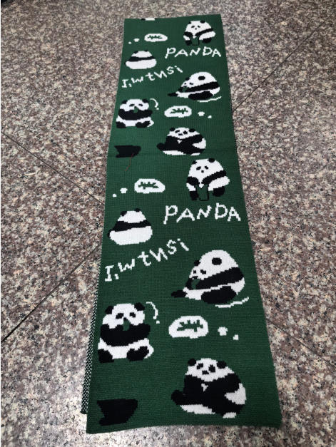 Donkergroene gebreide sjaal met panda patroon in zwart-wit