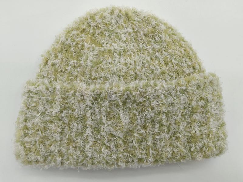 Saliegroen en crème bouclégebreide beanie muts met omgeslagen rand en gekrulde textuur