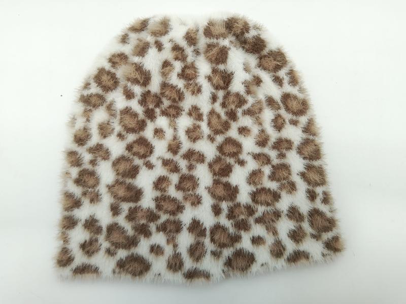 `Witte nepbont muts met bruine luipaardprint vlekken