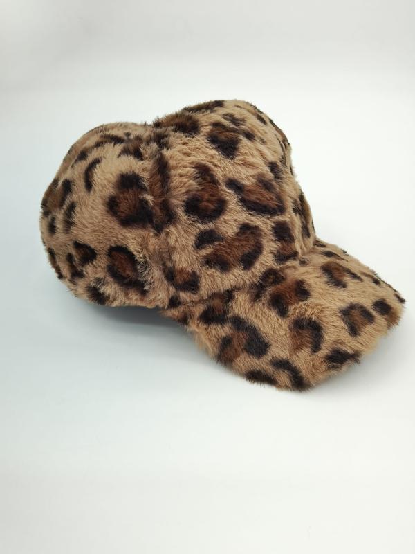 Pluizige nepbont honkbalpet met bruin en zwart luipaard-cheeta printpatroon op witte achtergrond.