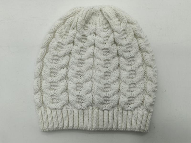 Ivoren kabelgebreide wintermuts met bellenpatroon en geribbelde rand