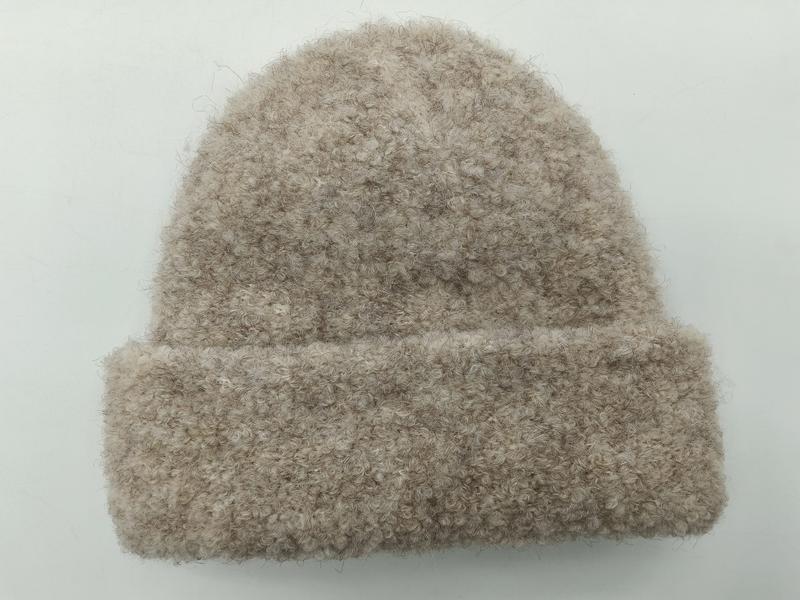 Havermoutbeige bouclé gebreide beanie muts met omgeslagen rand en pluizige textuur