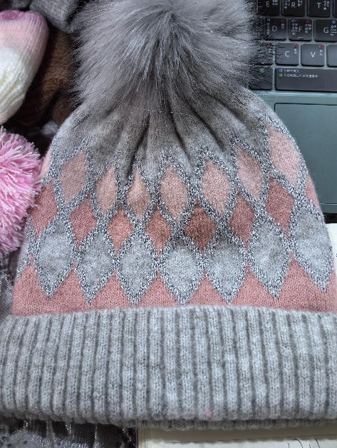 Grijze en roze argyle gebreide wintermuts met grote nepbont pompon - groothandel