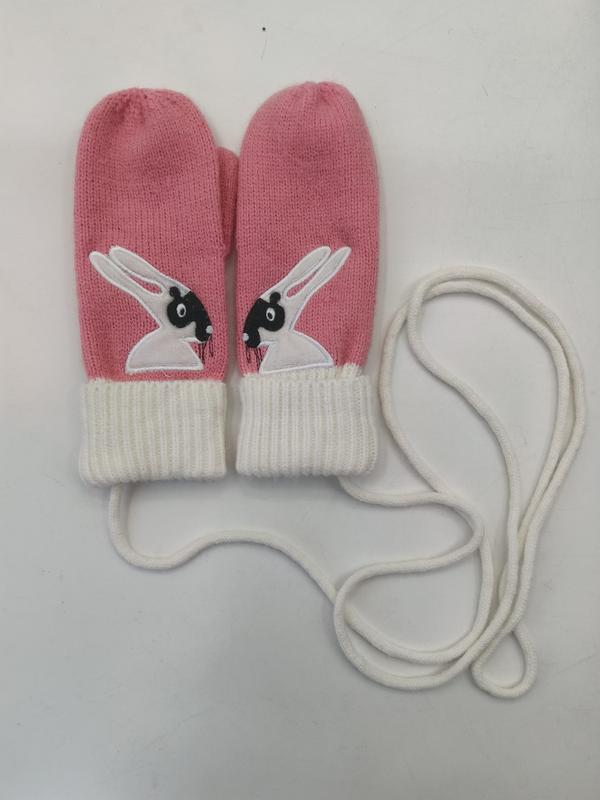 Roze gebreide babywantjes met zwart-wit konijntjesapplicatie en witte geribbelde manchetten