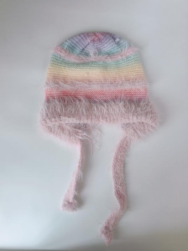 Handgebreide pastelkleurige regenboog babymutsje met roze pluizige rand en lange bindlinten