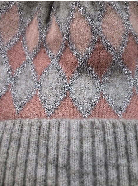 Roze-grijze argyle muts met zilver metallic detail en geribbelde boord - groothandel winteraccessoires