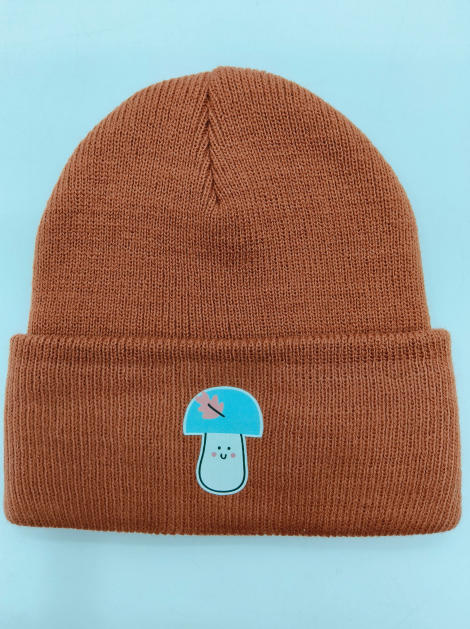 Roestbruine geribbelde gebreide beanie met omgeslagen rand en schattige blauwe paddenstoel patch.