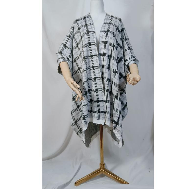Zwart-wit geruite gebreide open poncho cape met geplooide asymmetrische zoom