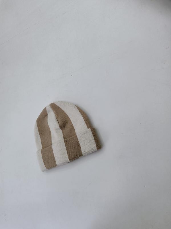 Gebreide beanie muts met brede verticale strepen in beige en crème