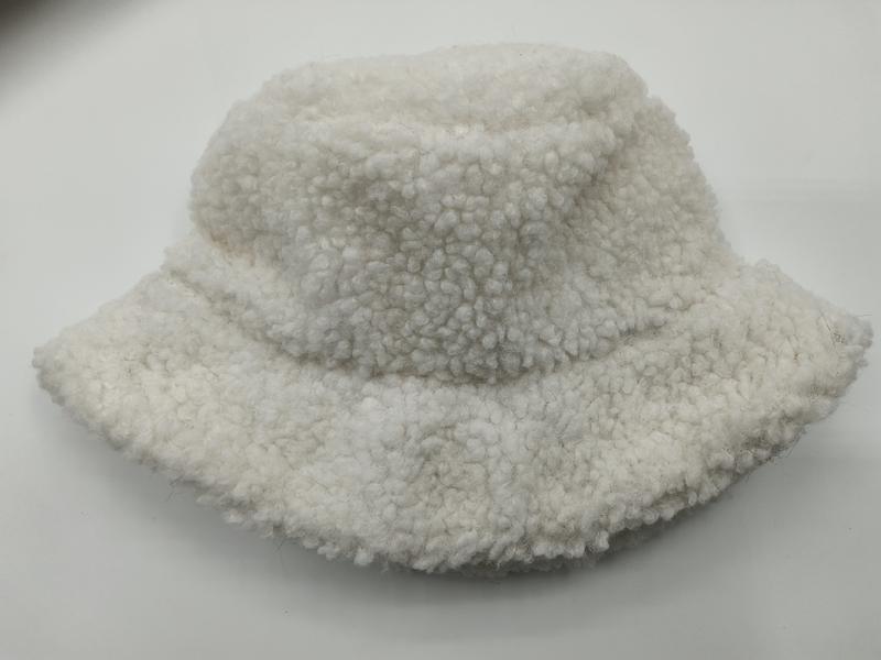 Crème witte sherpa fleece bucket hat met pluizige bouclé textuur op witte achtergrond