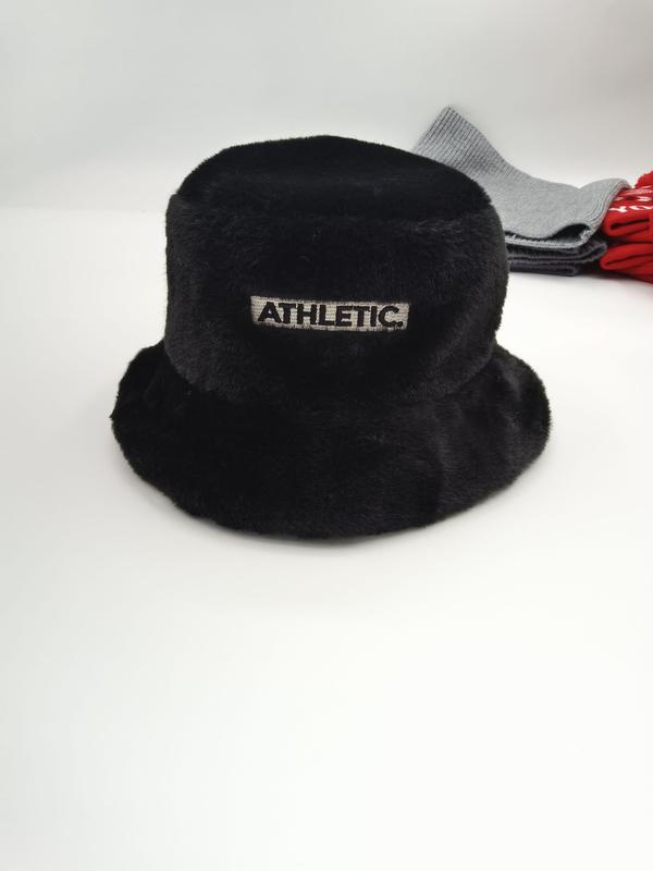 Zwarte pluizige nepbont bucket hat met geborduurd 'Athletic' patch