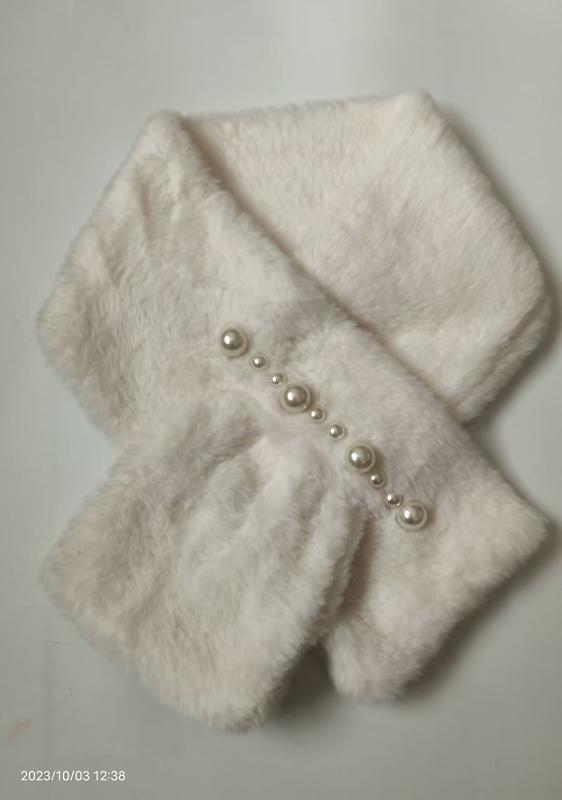 Witte nepbont crossover sjaal met parelkralen decoratie - groothandel mode-accessoires