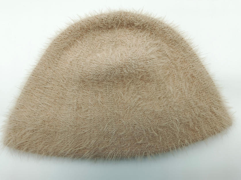 Beige fluffy gebreide bucket hat met eyelash textuur