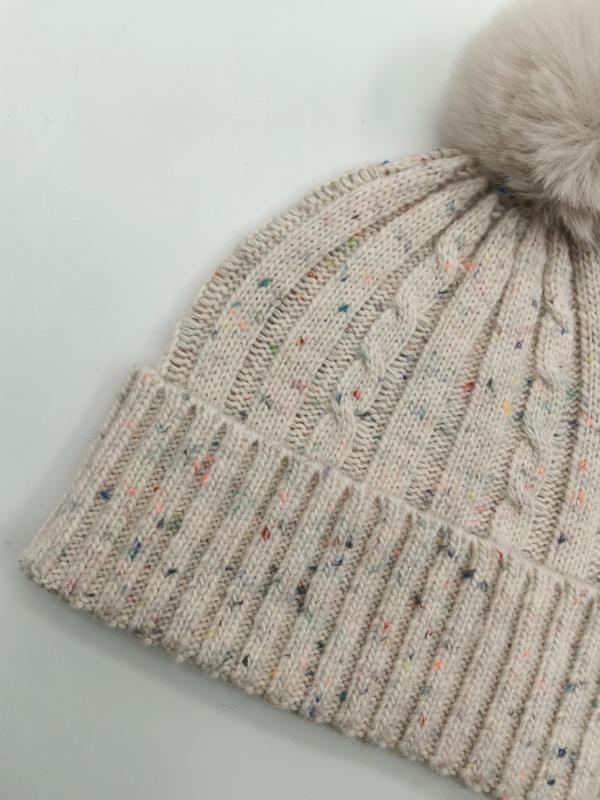 Crème gebreide beanie muts met kleurrijke spikkels
