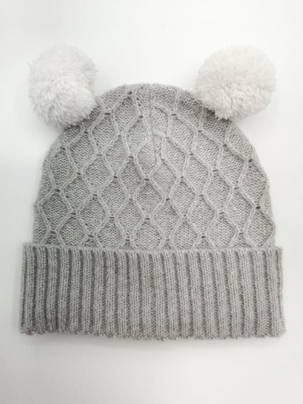 Grijze kabelgebreide wintermuts met twee witte pluizige pompons
