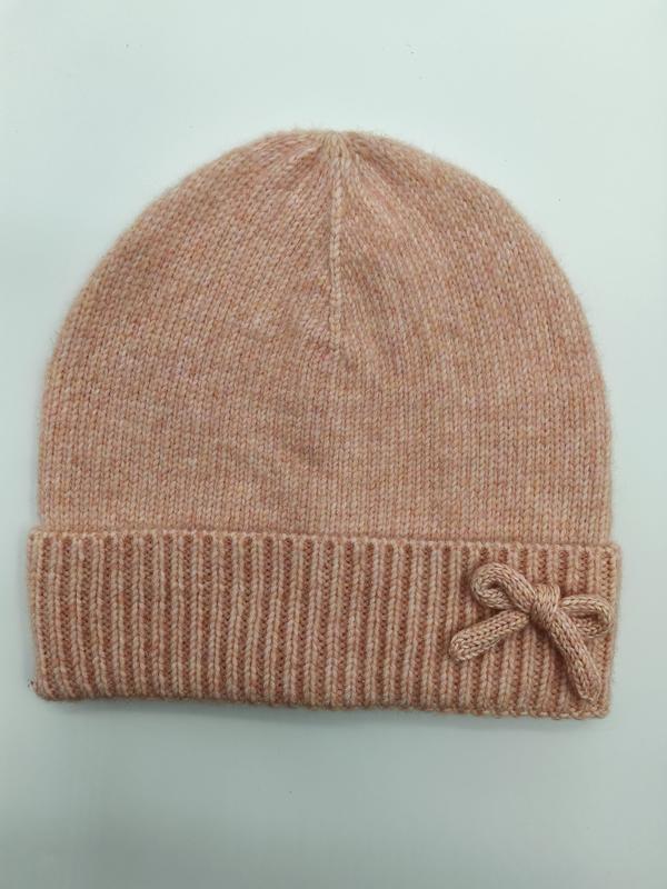 Roze gebreide muts met ribbelmanchet en strikdetail