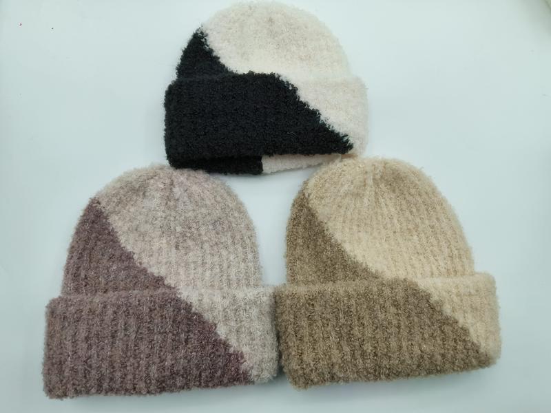 Drie gebreide two-tone beanies in zwart-crème