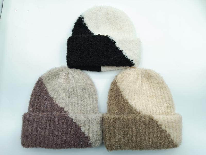 Drie tweekleurige fuzzy gebreide beanies in zwart-crème