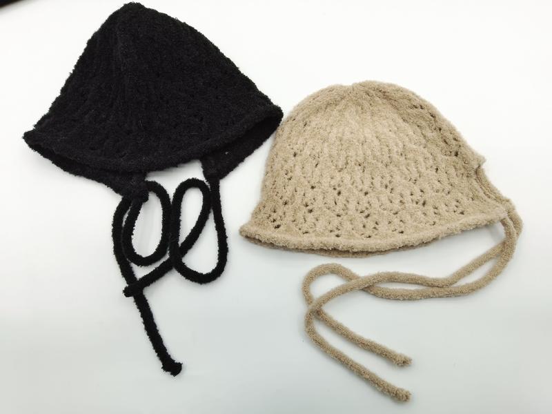 Twee handgemaakte gehaakte bucket hats met strikkoordjes