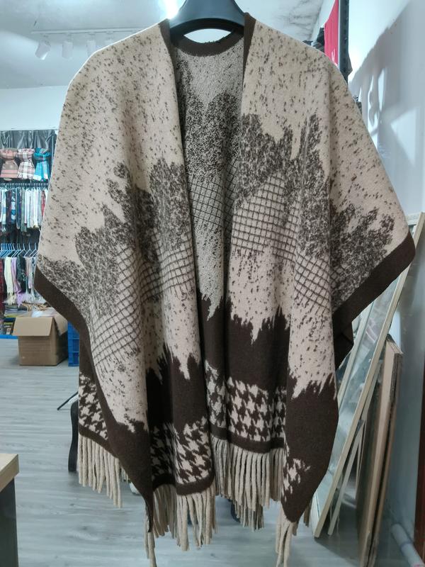 Oversized gebreide poncho cape in beige en bruin met bladprint