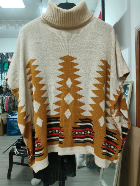 Crème gebreide ponchosweater met mosterd en rood Azteeks geometrisch patroon en col
