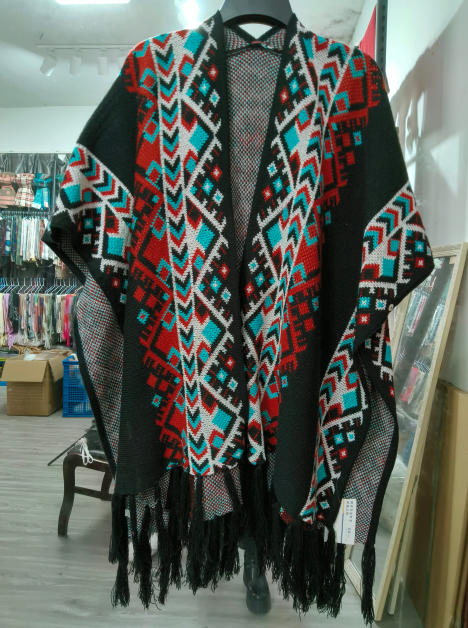 Zwarte gebreide poncho met open voorkant
