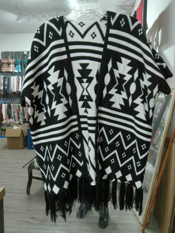Zwart-witte gebreide poncho cape met Aztec geometrisch patroon en franjes