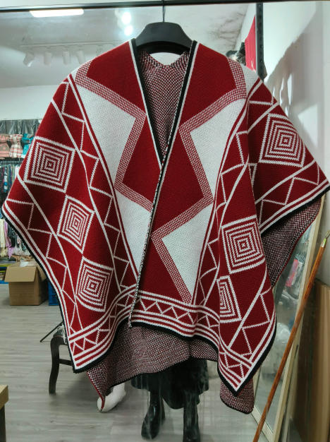Rood-witte gebreide poncho met geometrische ruit- en vierkantmotieven